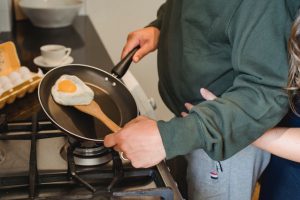 Patelnia do pancakes - śniadanie w amerykańskim stylu